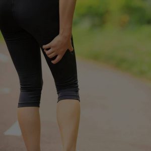 female runner experiencing sciatica while on her run