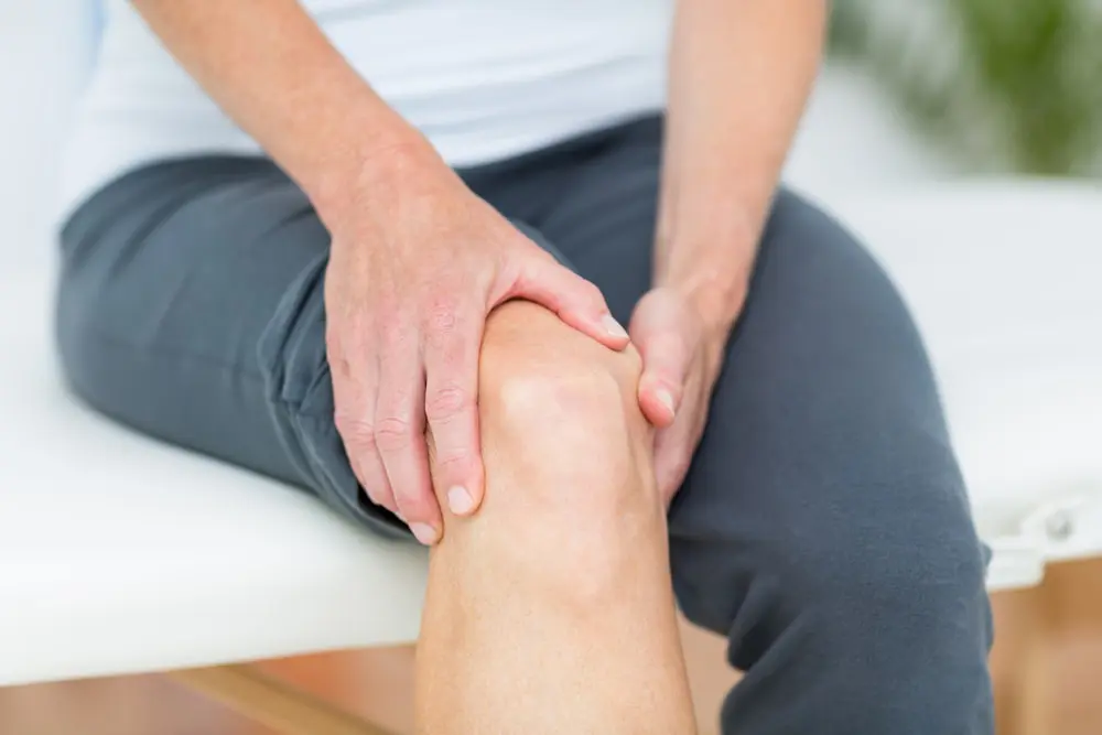Man experiencing knee pain in Houston, TX