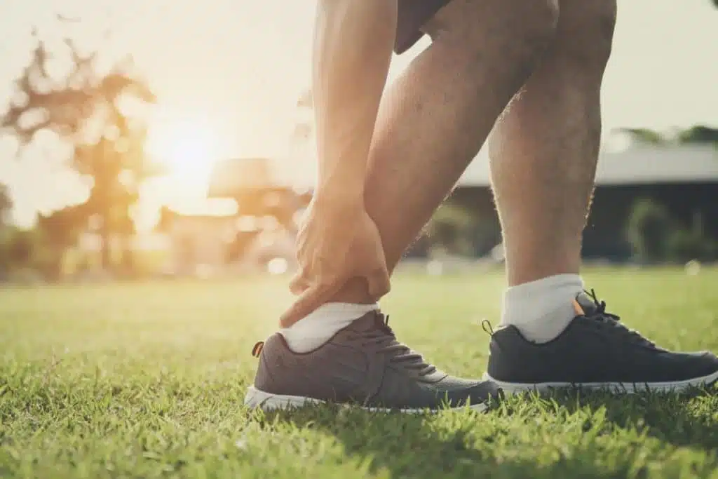  lower limbs shot of an athlete experiencing foot pain-foot pain treatment