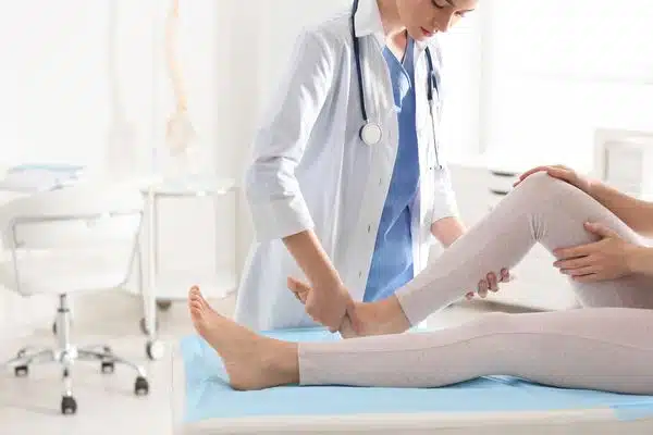 Knee  specialist is treating patients knee injury